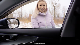 Pov-Video Von Einem Teenager, Der Ihren Taxifahrer Mit Oralfähigkeiten Bezahlt