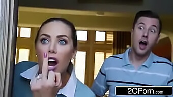 Nicole Aniston Ve August Ames, Sıcak Komşularında Faydaları Olan Bir Buluşmada