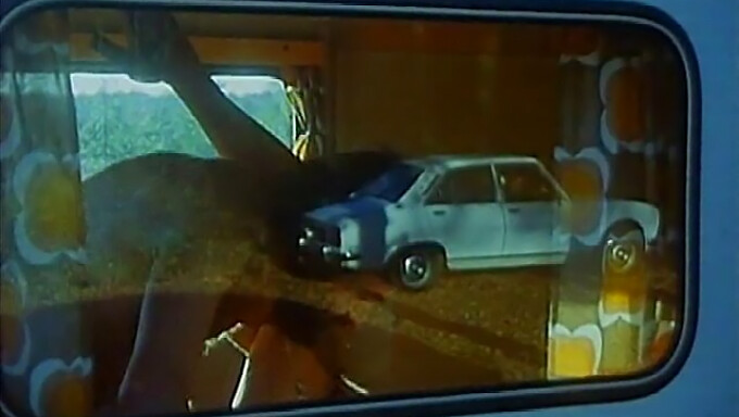 Vintage Franse Video Uit 1978 Met Zelfrijdende Auto'S In Een Heet Scenario - 02