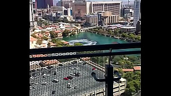 En Svart Mann Overrasker En Hvit Kvinne På Cosmopolitan I Las Vegas