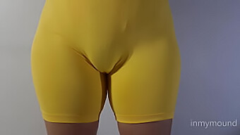 Geniet Van De Aanblik Van Een Bloedmooie Vrouw In Strakke Spandex En Badpak, Plaagt Met Haar Voetfetisj En Cameltoe