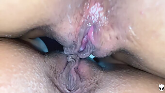 Wanita Cantik Mencapai Orgasme Melalui Scissoring Dan Squirting.