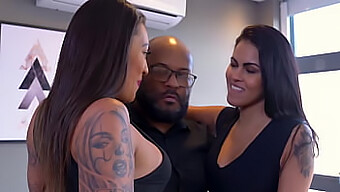 Grandes Tetas Y Culos En Un Trío Interracial Caliente