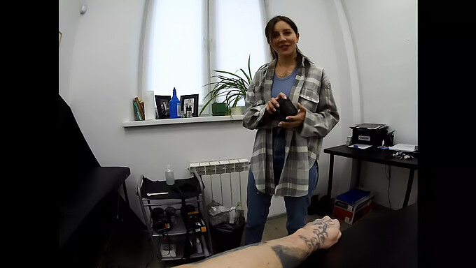 Kijk Hoe Een Russische Tiener Wordt Getatoeëerd En Geneukt In Deze Hete Video!