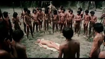 Laura Gemser Em Uma Cena De Filme Vintage Com Mato E Buceta