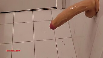 Un Tip Amator Se Face Plăcere În Baie Cu Un Dildo