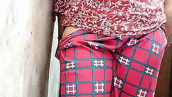 Indian Housewife Caught Pleasuring Herself