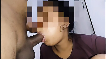 Sri Lanka Teen Gibt Einen Schlampigen Deepthroat-Blowjob Und Schluckt Sperma