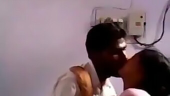 Un Couple Indien Se Branche À L'Hôpital Hindi Chaud