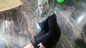 Gadis Muda Berjilbab Arab Mengalami Seks Kasar Dengan Pasangan Dewasa