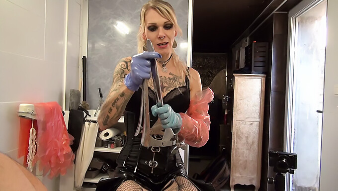 Lady Jane Van Dark Explores Extreme Pleasure With Speculum And Fisting Techniques