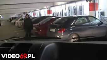 Polonyalı Bir Amatör Genç, Bir Alışveriş Merkezinin Otoparkında Arabada Sakso Çekiyor