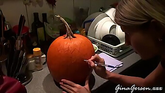 Laiha Teini, Jolla On Pienet Tissit Saa Halloween Teemalla Webcam Istunto