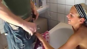 Une Femme Blonde S'Engage Dans Une Activité Sexuelle Intense Dans Une Salle De Bain