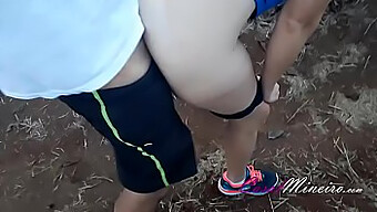 ¡esposa Amateur Muestra Su Tapón Anal En Una Paja Al Aire Libre!