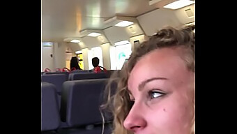 Encontro Oral Quente De Um Casal Europeu Em Um Trem Com Um Toque Voyeur