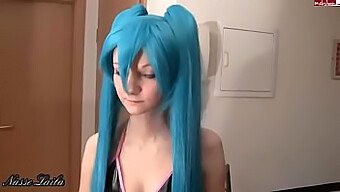 Vídeo Hentai: Adolescente Alemã Cosplay Como Miku Hatsune E Recebe Uma Gozada Facial