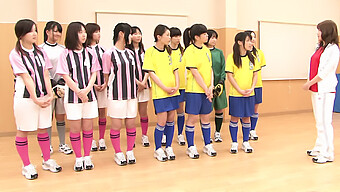 Brutale Seks Met Aziatische Meisjes En Harige Poesjes In Japanse Voetbalteamvideo