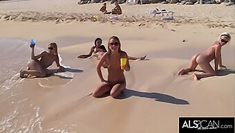 Wilde Lesbische Orgie Op Een Openbaar Strand Met Tienermeisjes