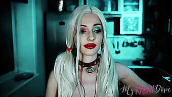 Η Harley Quinn Παίζει Με Τους Αισθησιακούς Ήχους Και Το Σόλο Παιχνίδι Μιας Έφηβης Σε Ένα Cosplay Βίντεο.