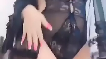 Una Impresionante Madura Asiática Con Grandes Tetas Y Culo Se Excita Con La Música Iraní