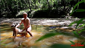 Întâlnire De Nudism În Aer Liber A Unui Cuplu American În Parcul Lake Houston