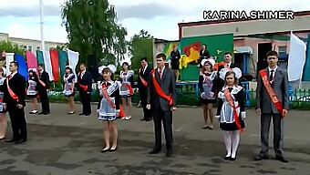 Rus Güzeli Etek Altı Dansında Becerilerini Sergiliyor