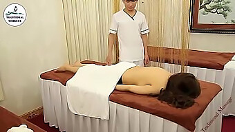 Massage Á Đông Gợi Cảm Dẫn Đến Tình Yêu Đam Mê