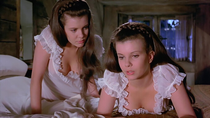 Doble Delicia: Hermanas Sensuales Lo Montan Todo En Una Película De Terror Vintage