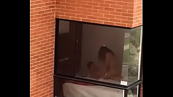 Momento Íntimo De Pareja Joven Expuesto Por El Vecino Musculoso En Colombia