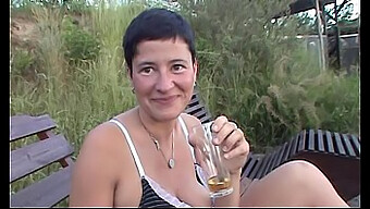 Christine'In Yetenekli Oral Ve El Işiyle Ilgili Pov Videosu, Boşalma Finaliyle Sona Eriyor.