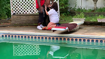 Esposa Madura Le Hace Una Mamada A Un Negro En La Piscina