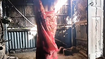 インドの主婦がインドの豪邸で黒人男性と性行為に従事し、自家製のビデオに撮影され、後ろから様々な体位でお尻を見せます。