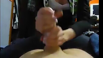 Zelfgemaakte Handjobvideo Van Vriend Met Een Grote Penis