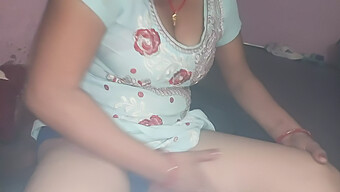 Sensuelle Desi Bhabhi Deler Sine Saftige Kurver I Opphissende Video