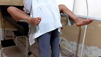 Paciente Morena Se Sorprende Con Los Dedos Del Doctor En Su Vagina