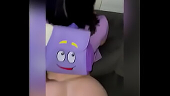 A Garota Latina Dora Em Um Vídeo Sensual