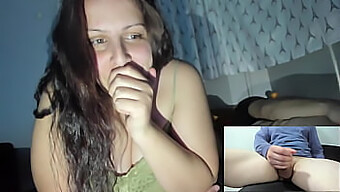 Esposa Cachonda Espiando Al Amigo De Su Marido Masturbándose En La Webcam