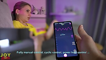 Test Intens Al Unui Vibrator Stricat De O Tânără Excitată