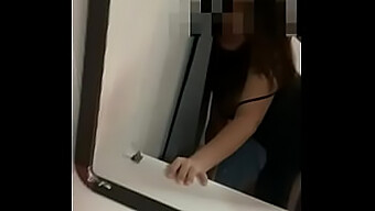 Thailändsk Babe Med En Trång Fitta Blir Knullad I Doggystyle