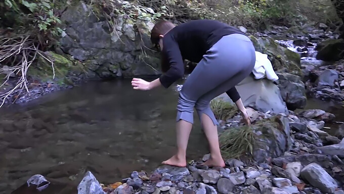 Aventura Ao Ar Livre De Um Estudante Universitário Em Clima Frio Ao Longo Do Rio.