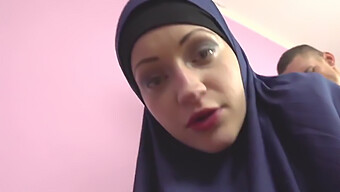 Pov-Video Mit Einer Erregten Arabischen Frau, Die Beim Anschauen Von Pornografie Erwischt Wurde