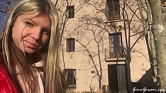 Jovencita Rubia Explora Los Espacios Públicos De Barcelona