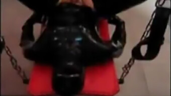 Femdom-Mistress Dominerer Strapon-Slave I Latexantrekk