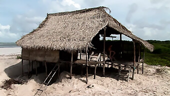 Zwei Paare Betreiben Erotische Aktivitäten Auf Einer Tropischen Insel In Einer Selbstgemachten Villa