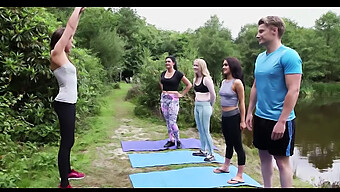 Een Mooie Britse Vrouw Plaagt De Groei Van Haar Man Tijdens Buitenyoga.