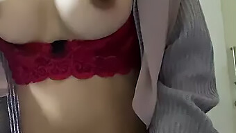 Sange Bugil展示她的乳房并参与自我愉悦