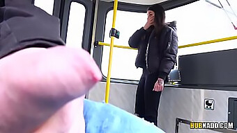 Voyeuristisk Kvinne Tar Meg På Fersken Mens Jeg Masturberer På Offentlig Transport