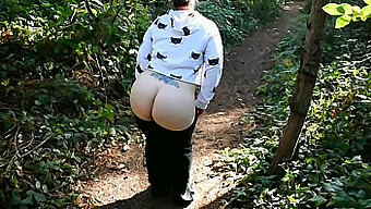 Esposa Sexy Mostra Sua Bunda Grande E Esfrega Sua Buceta Em Um Parque Público