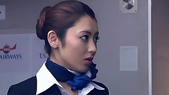 Stewardess Ayu Sakurai'S Sensuele Entertainment Tijdens De Vlucht